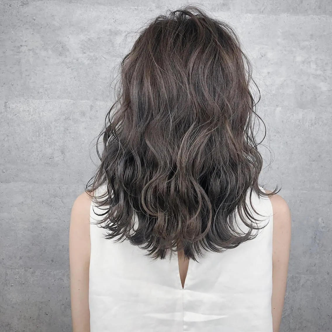 ミディアム カラー _WHITE 天王寺のヘアスタイル