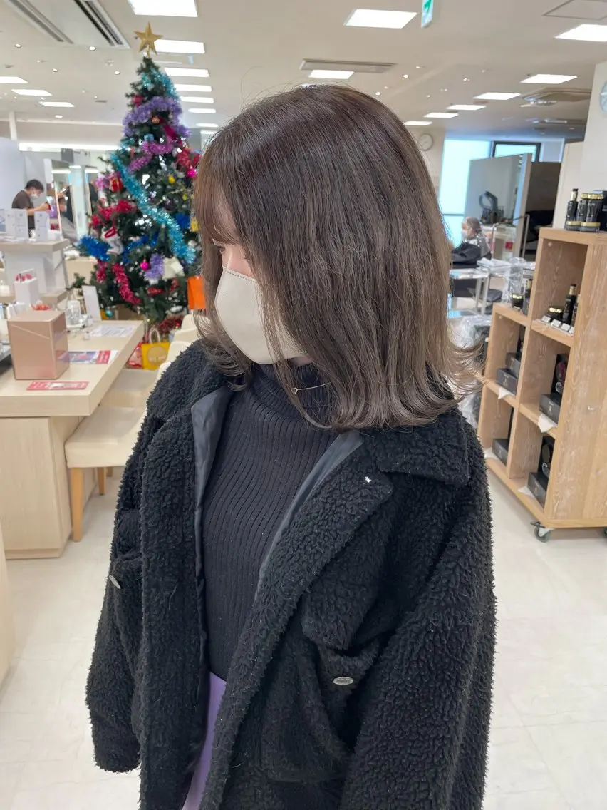 ミディアム カラー ヘアカラー 顔まわりカット✄ ベージュカラー🧸のヘアスタイル
