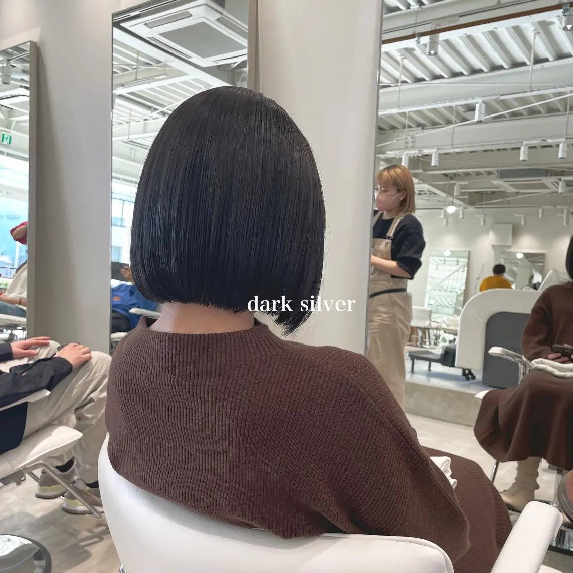 ミディアム カラー 峯崎 葵のヘアスタイル