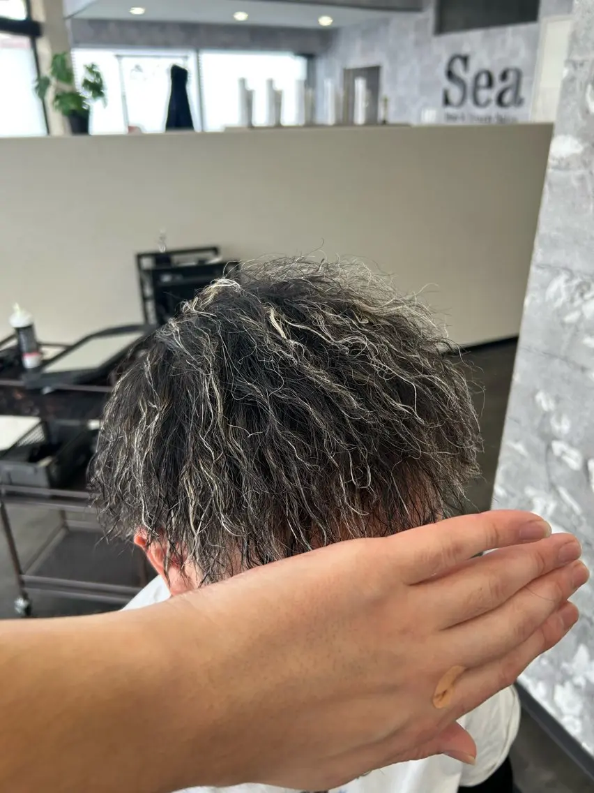 ショート カラー パーマ メンズ メンズブリーチ ブリーチ パーマ Seaツイスト/ ユウガのヘアスタイル