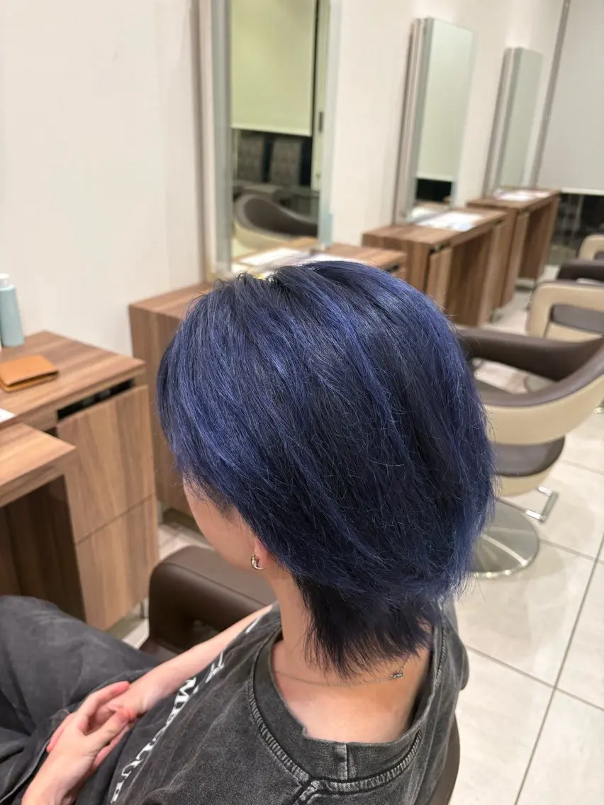 カラー ブリーチ ブルーカラー シルバー ヘアカラー 黒澤 凌空のヘアスタイル