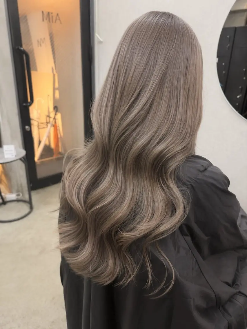 ロング カラー グレージュ AIRI layer cut hairのヘアスタイル