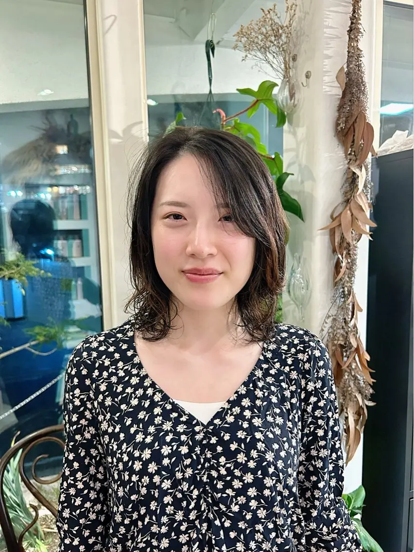 ミディアム ミディアムパーマ レイヤーカット 谷澤 朋佳のヘアスタイル