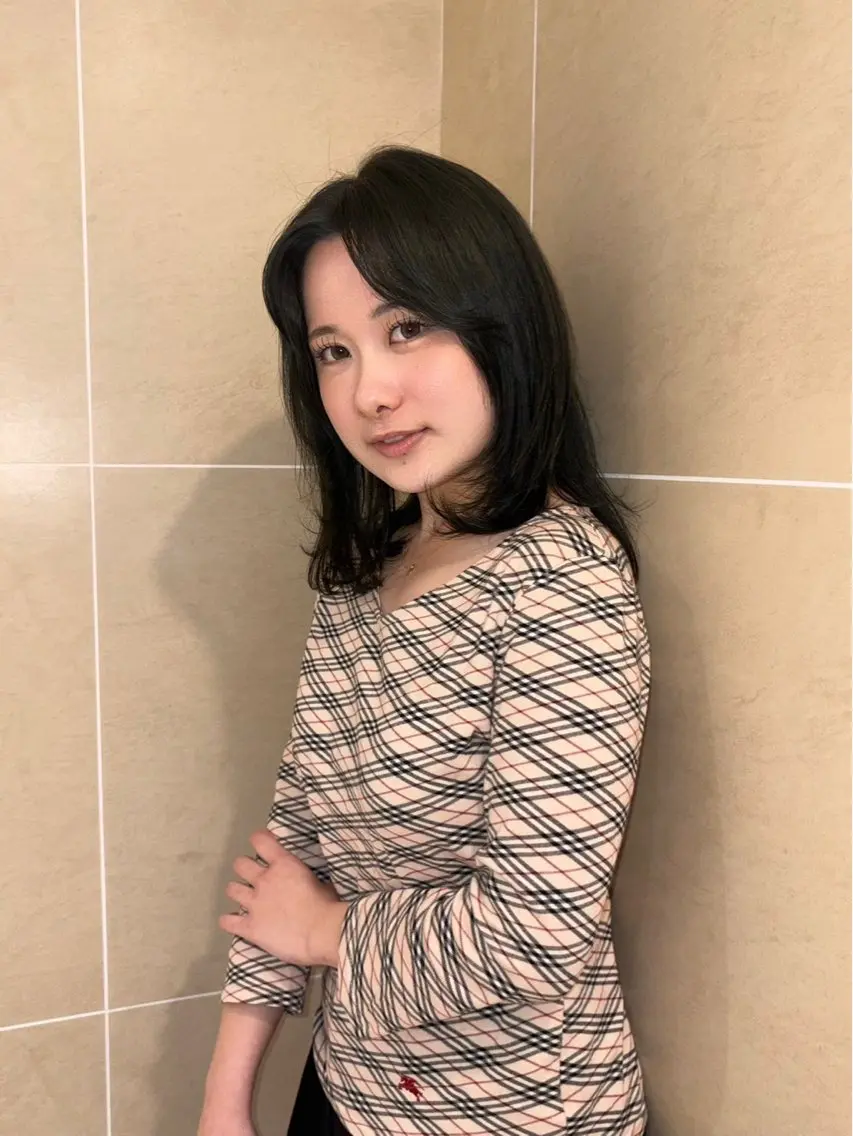 ミディアム 村岡 咲菜のヘアスタイル