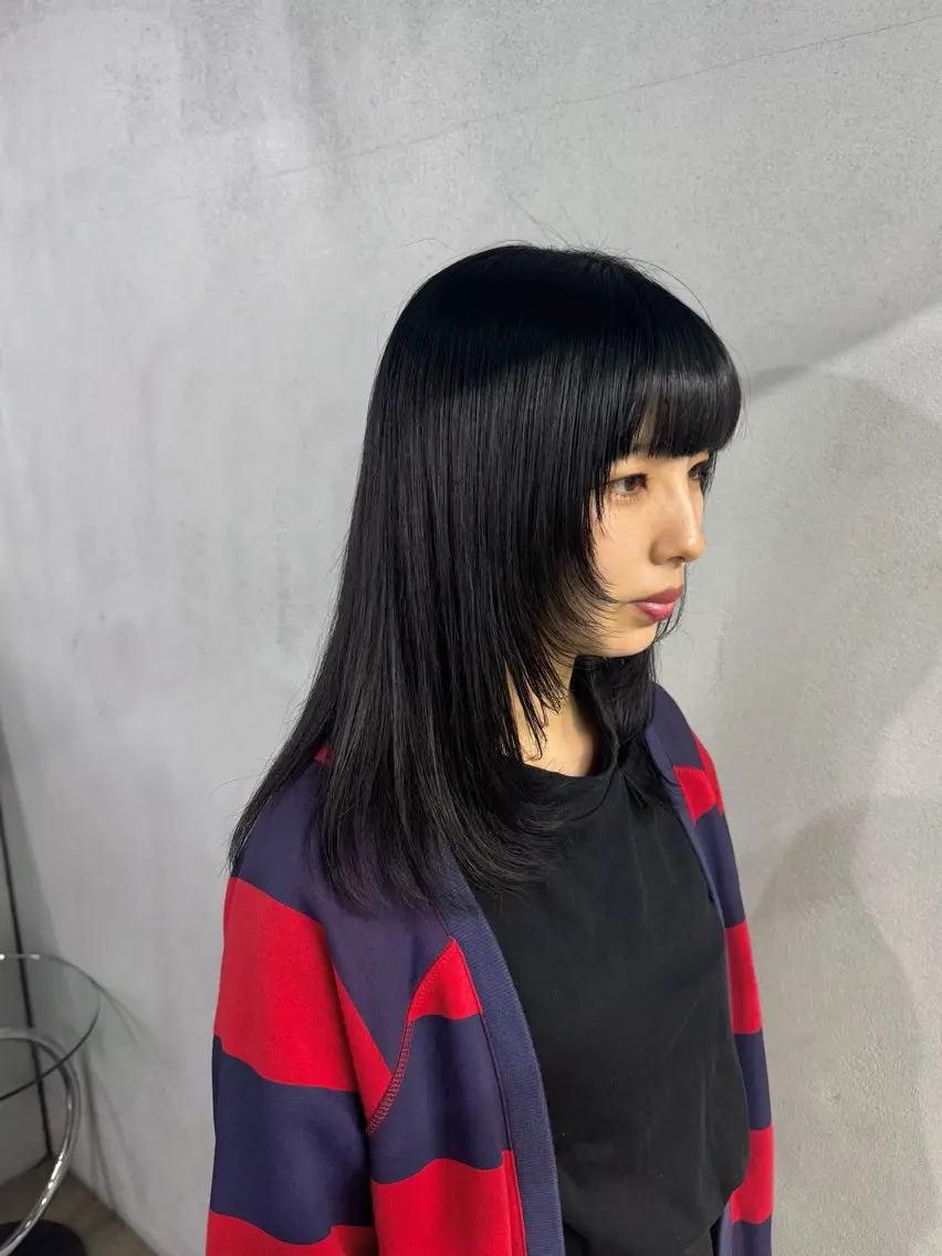 ミディアム カラー 黒髪 ブルーカラー ブルーブラック レイヤーカット カット ヘアカラー トリートメント #tag 佐藤璃美のヘアスタイル