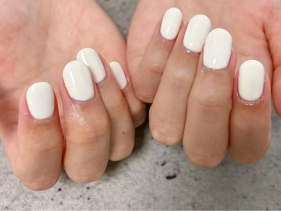 ネイル ワンカラーネイル ホワイト ハンドネイル mogunail &blowのネイルデザイン