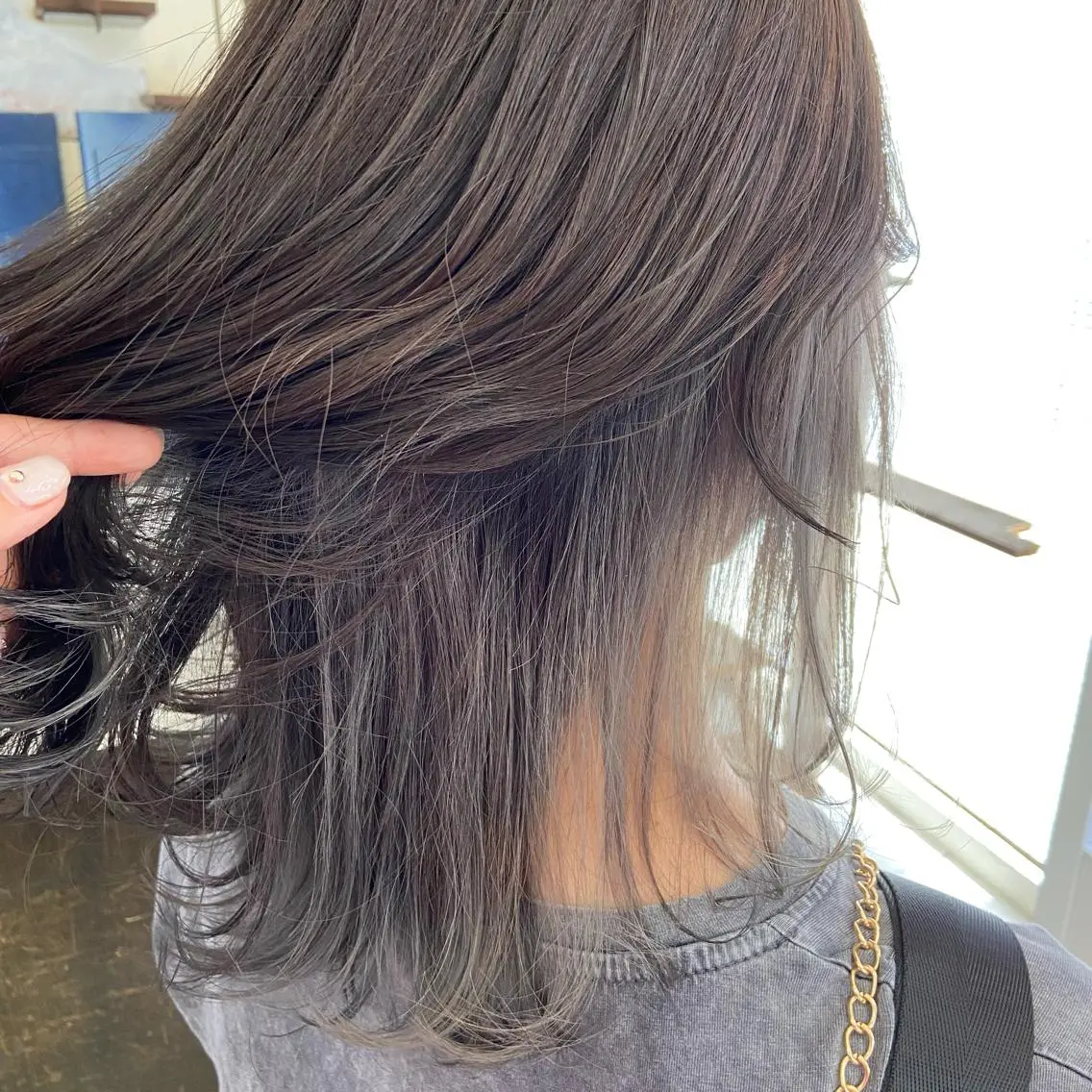 ミディアム カラー シルバー 三浦 琴乃のヘアスタイル