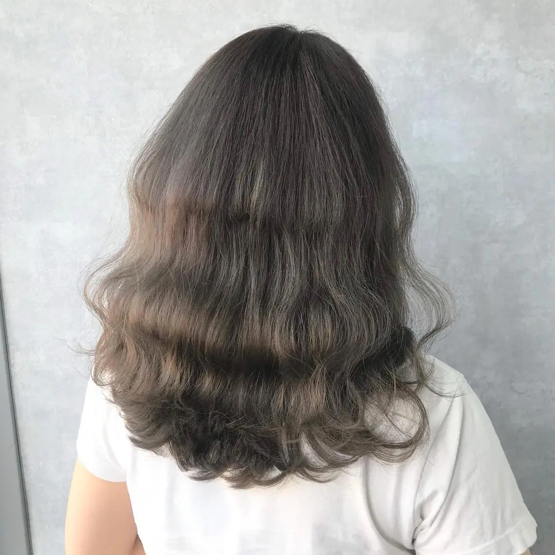 ミディアム カラー アッシュ アッシュグレー ベージュカラー ブリーチ タンバルモリ K-POP好き美容師 🇰🇷Kai.Yのヘアスタイル