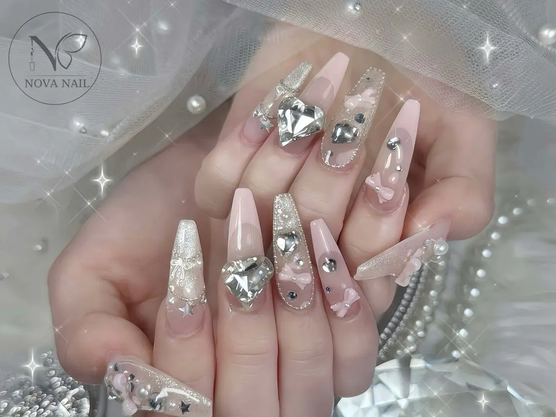 ネイル キラキラネイル 韓国ネイル マグネットネイル 持ち込み 夏ネイル ハンドネイル ハンドケア Kitty Nail Novaのネイルデザイン