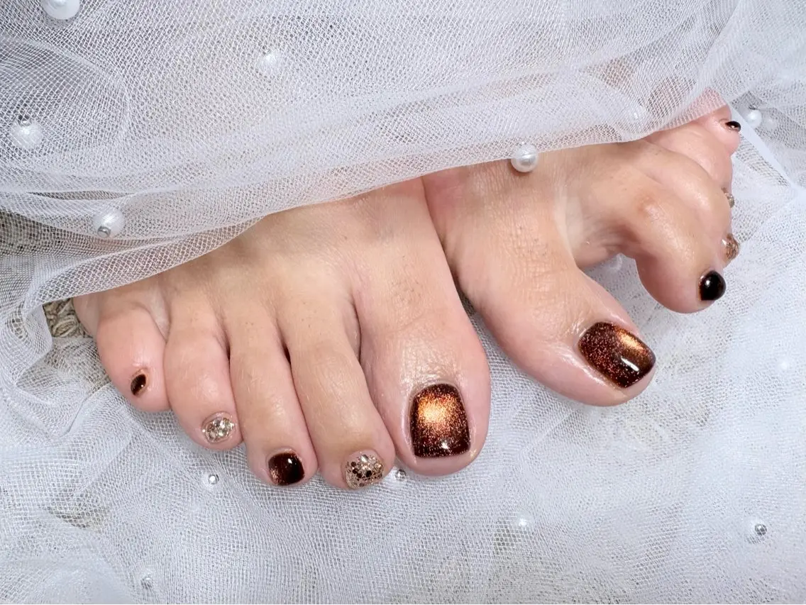 ネイル フットネイル ジェルネイル キラキラネイル ラメ(グリッター) マグネットネイル フットネイル ♡Bivi♡自爪に 優しいネイルサロンのネイルデザイン