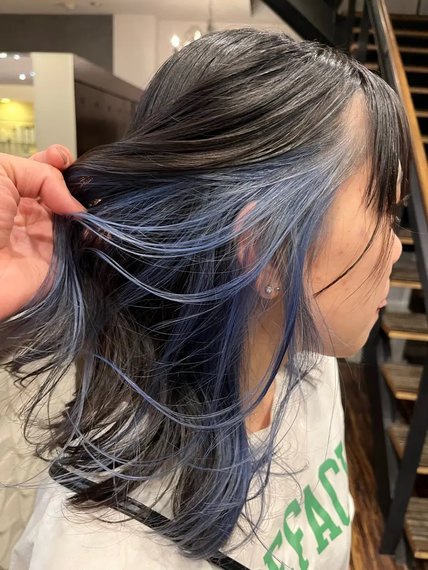 セミロング カラー ブルーカラー インナーカラー 野呂 育摩のヘアスタイル