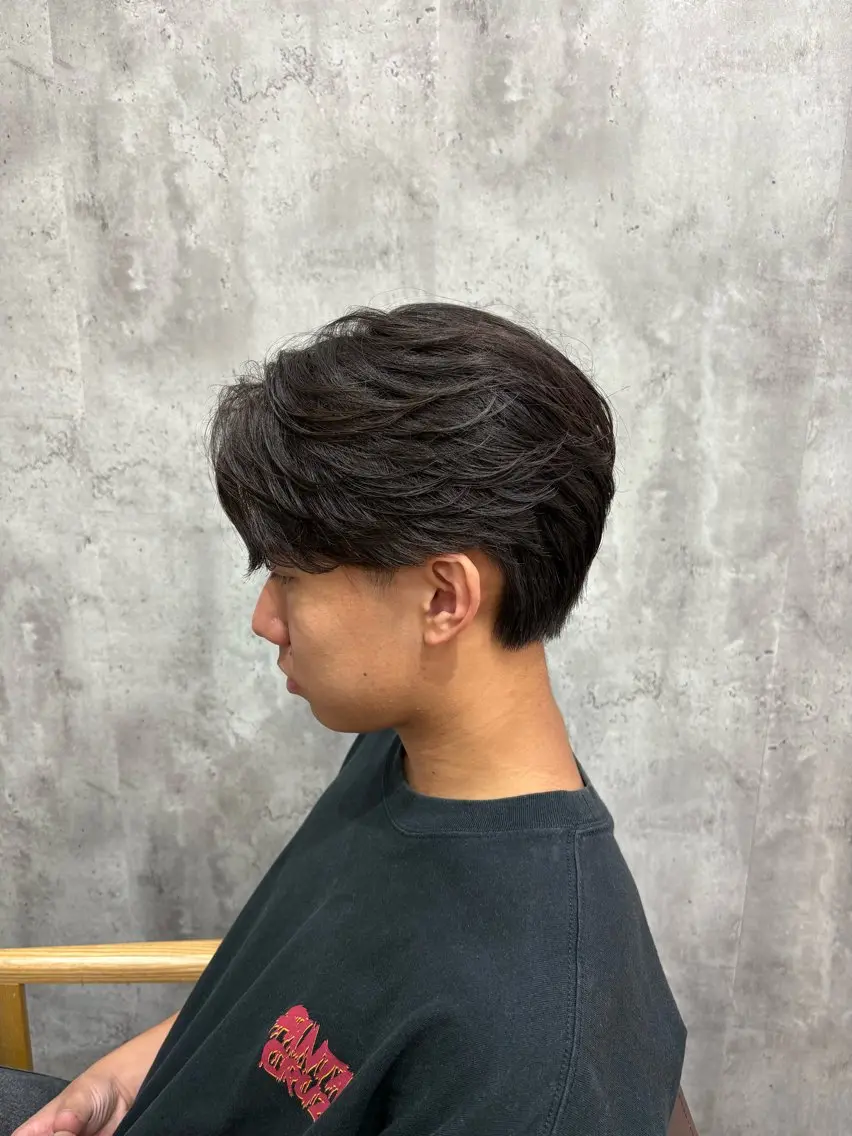 ショート パーマ メンズ フェザーパーマ メンズパーマ カット パーマ 韓国メンズヘア/ 毛流れヘア　須田龍世のヘアスタイル