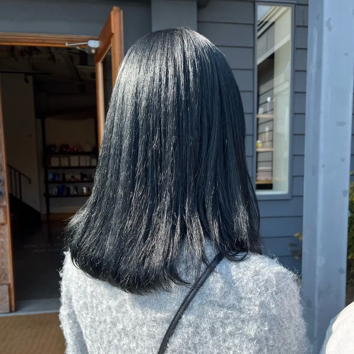 セミロング カラー 黒髪 ブルーカラー ブルーブラック ヘアカラー シマダ ユウナのヘアスタイル