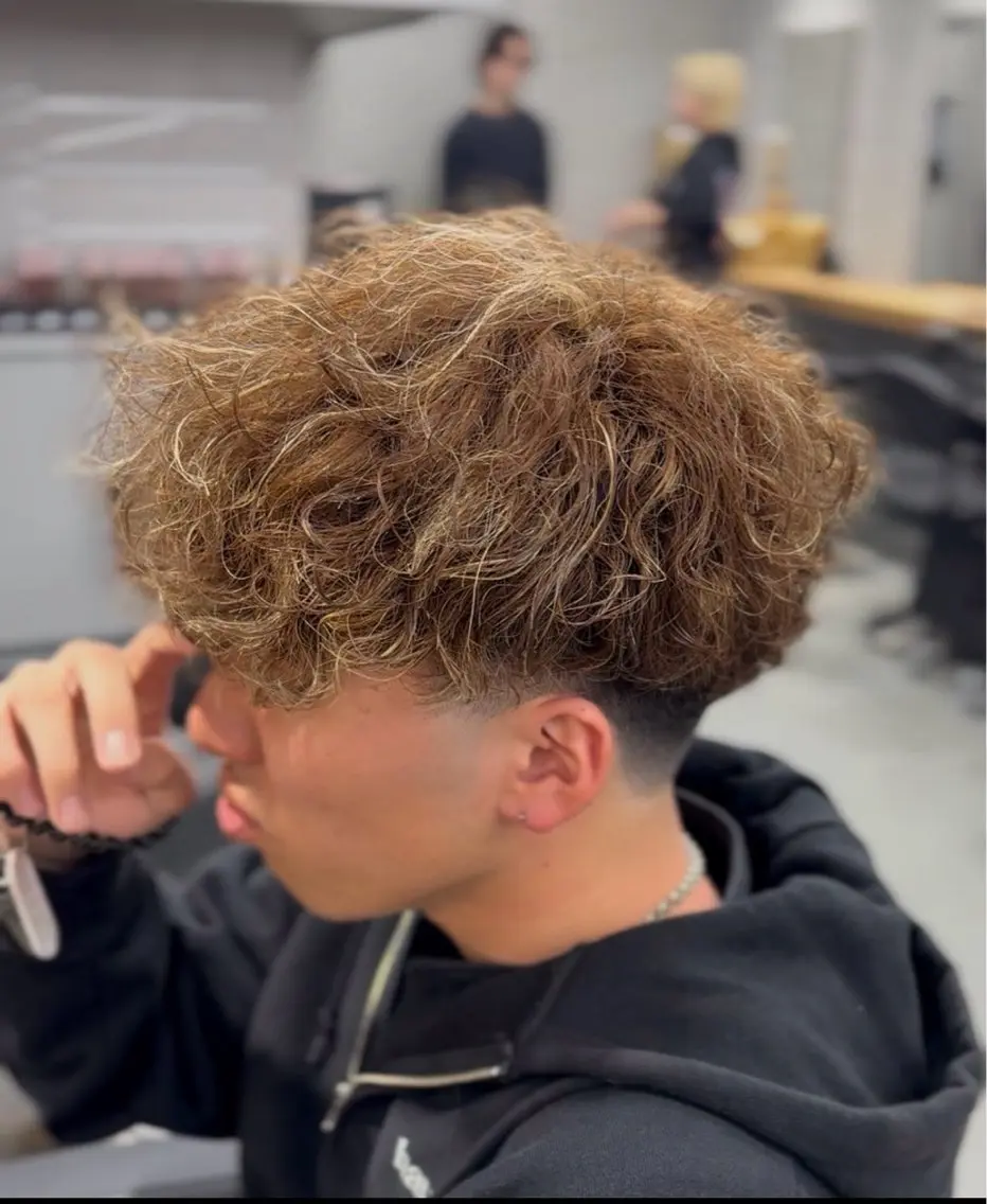 ショート カラー パーマ メンズ メンズハイライト メンズメッシュ メンズパーマ スペインカール ハイライトカラー カット ヘアカラー パーマ 🔥メンズ 特化🔥菊水皐暉🔥のヘアスタイル
