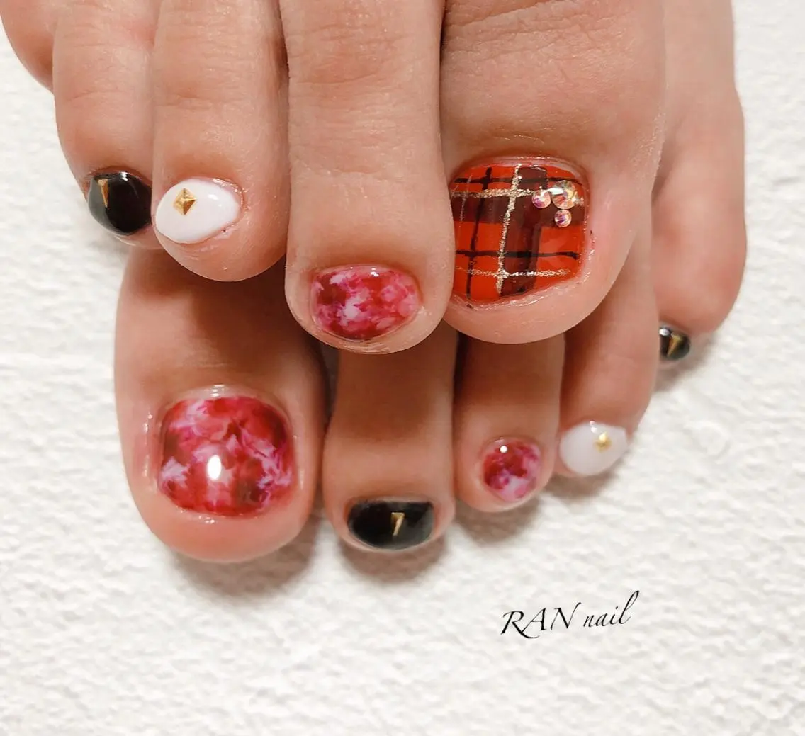 ネイル フットネイル オフィスネイル 赤色 春ネイル 冬ネイル ハンドネイル フットネイル RAN nailのネイルデザイン