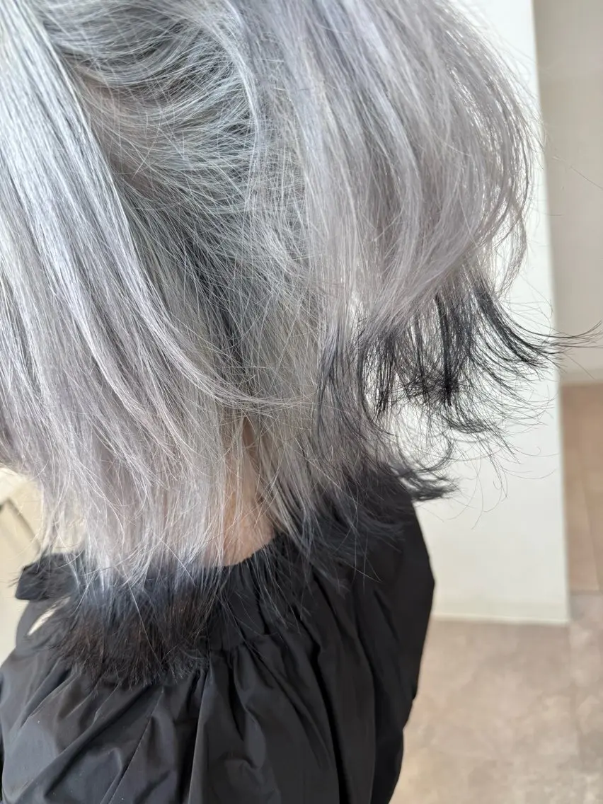ミディアム カラー 黒髪 シルバー ホワイトシルバー 🍇おぐら めぐみ🍇のヘアスタイル