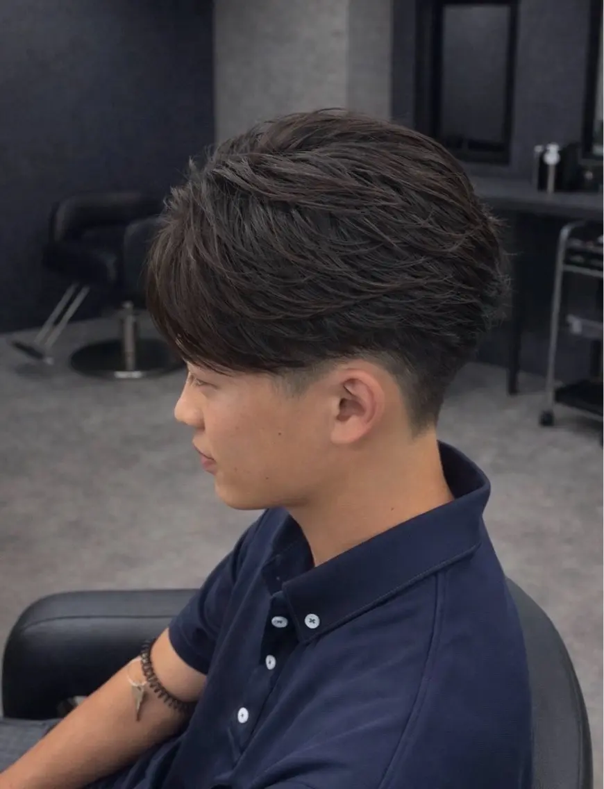 ミディアム パーマ ヘアアレンジ メンズ ミディアムパーマ センターパート フェザーパーマ メンズパーマ ニュアンスパーマ カット トリートメント ヘッドスパ ヘアセット 🔥ニュアンス フェザー小林海斗🔥のヘアスタイル