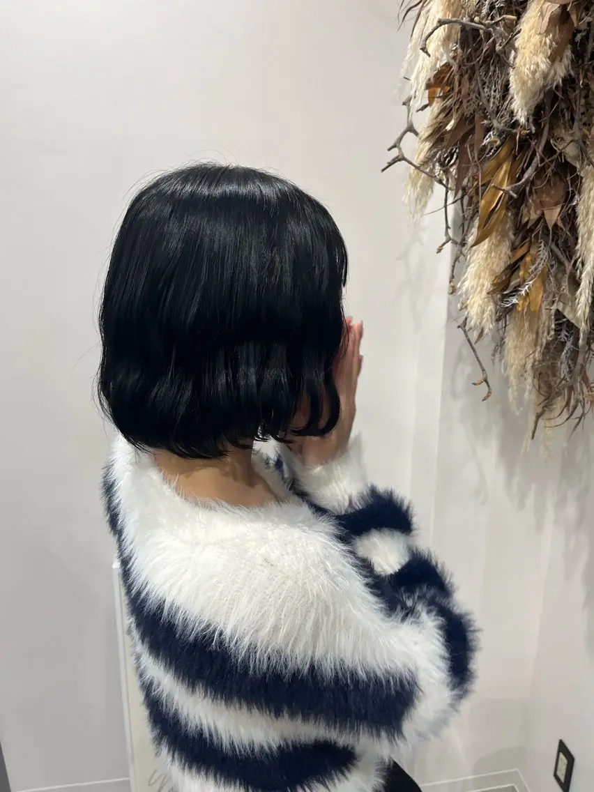 ショート カラー 黒髪 ブリーチ ブルーカラー ブルーブラック 透明感カラー 🖱️ナチュラルヘア 鍋谷美帆🖱️のヘアスタイル