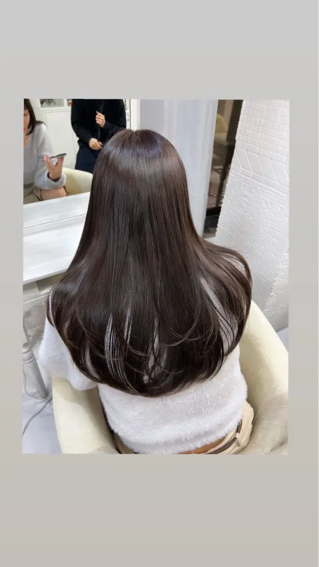 ミディアム カラー グレージュ レイヤーカット 籠倉 蓮のヘアスタイル