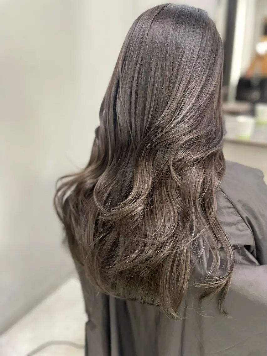 ロング カラー グレージュ AIRI layer cut hairのヘアスタイル