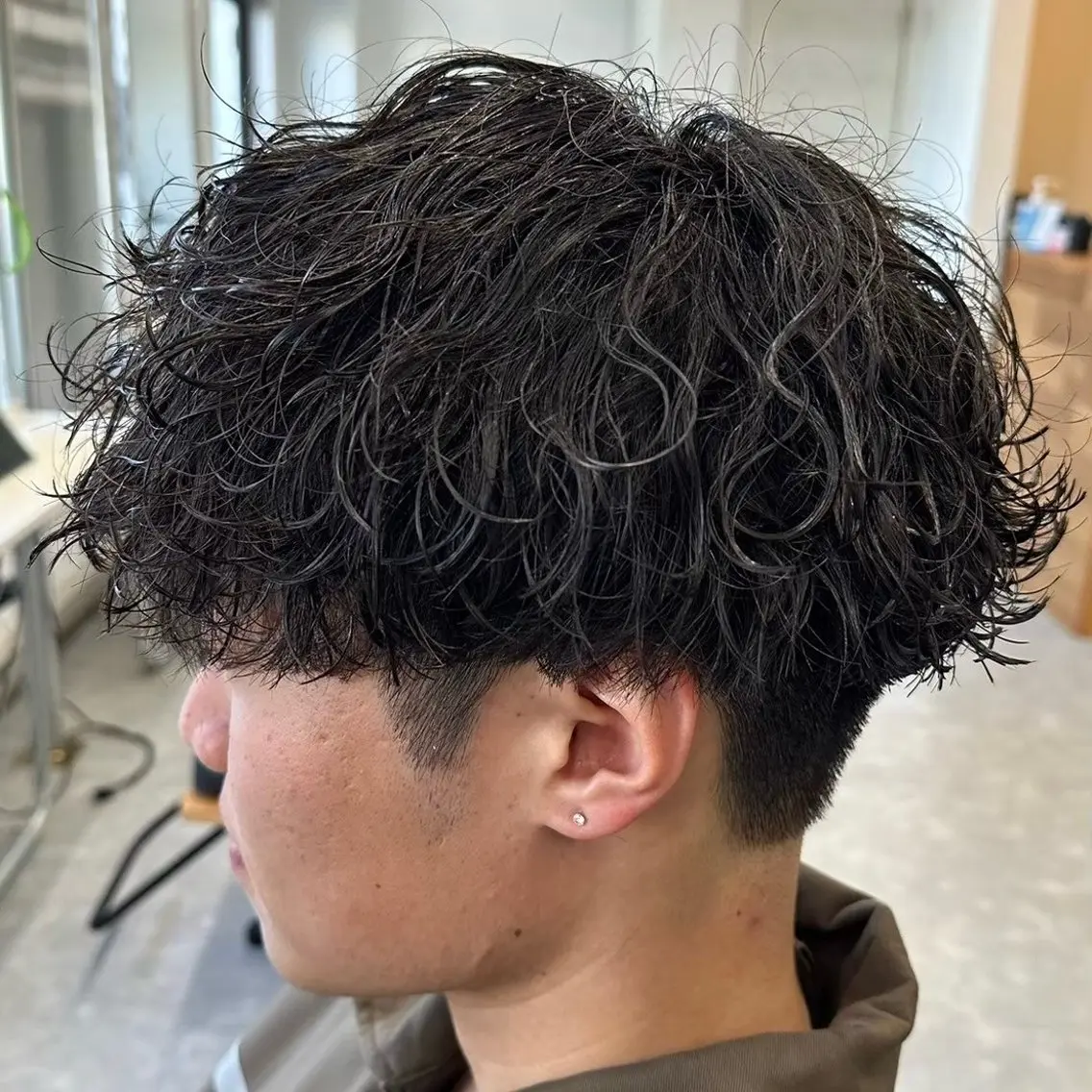 ミディアム パーマ メンズ ミディアムパーマ メンズパーマ 波巻きパーマ スパイラルパーマ メンズパーマ WATARUのヘアスタイル