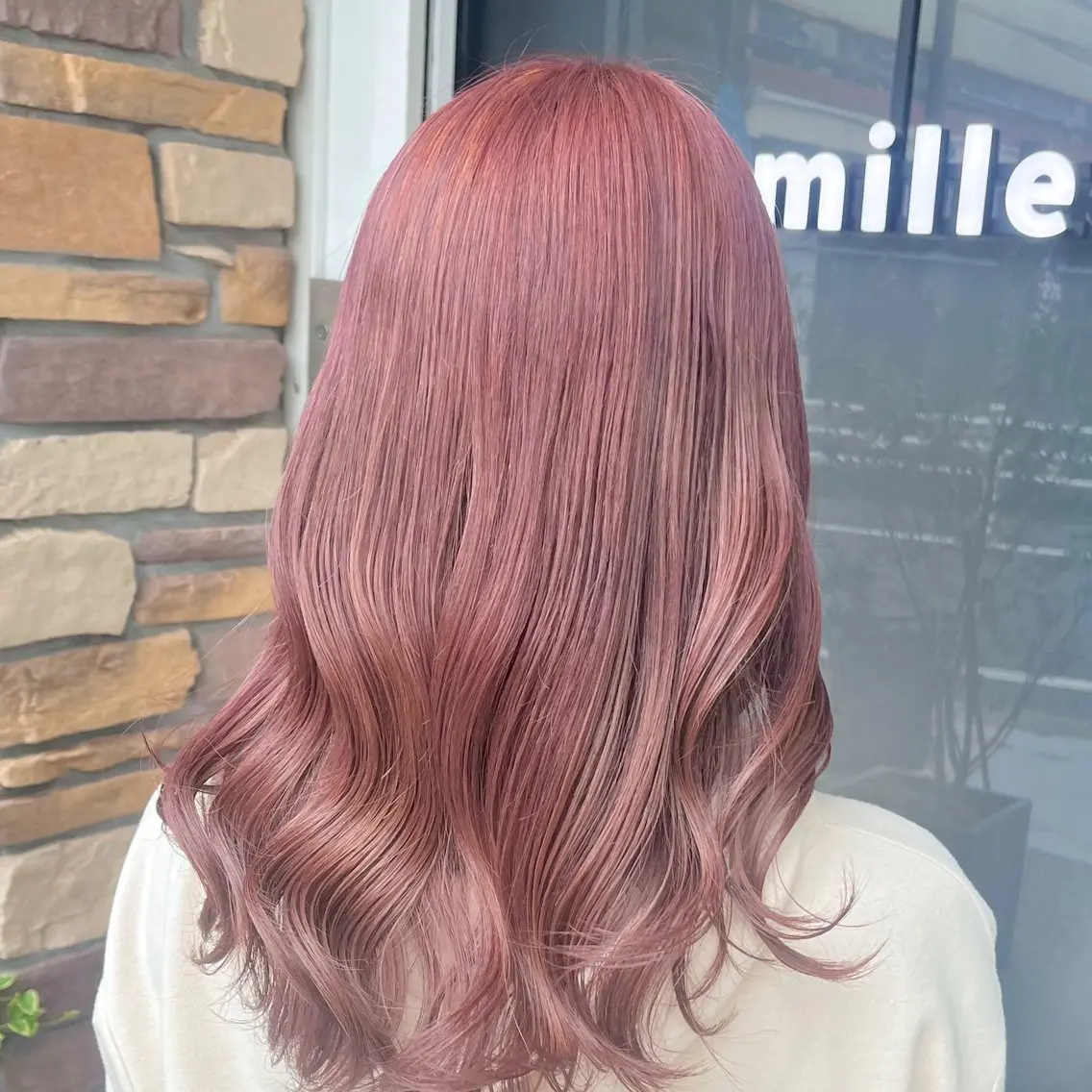 ミディアム カラー ブリーチ カット ヘアカラー トリートメント 伊藤 玲衣のヘアスタイル