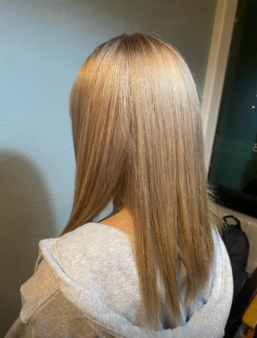 ロング カラー ベージュカラー ブリーチ ホワイトベージュ artique 来実のヘアスタイル