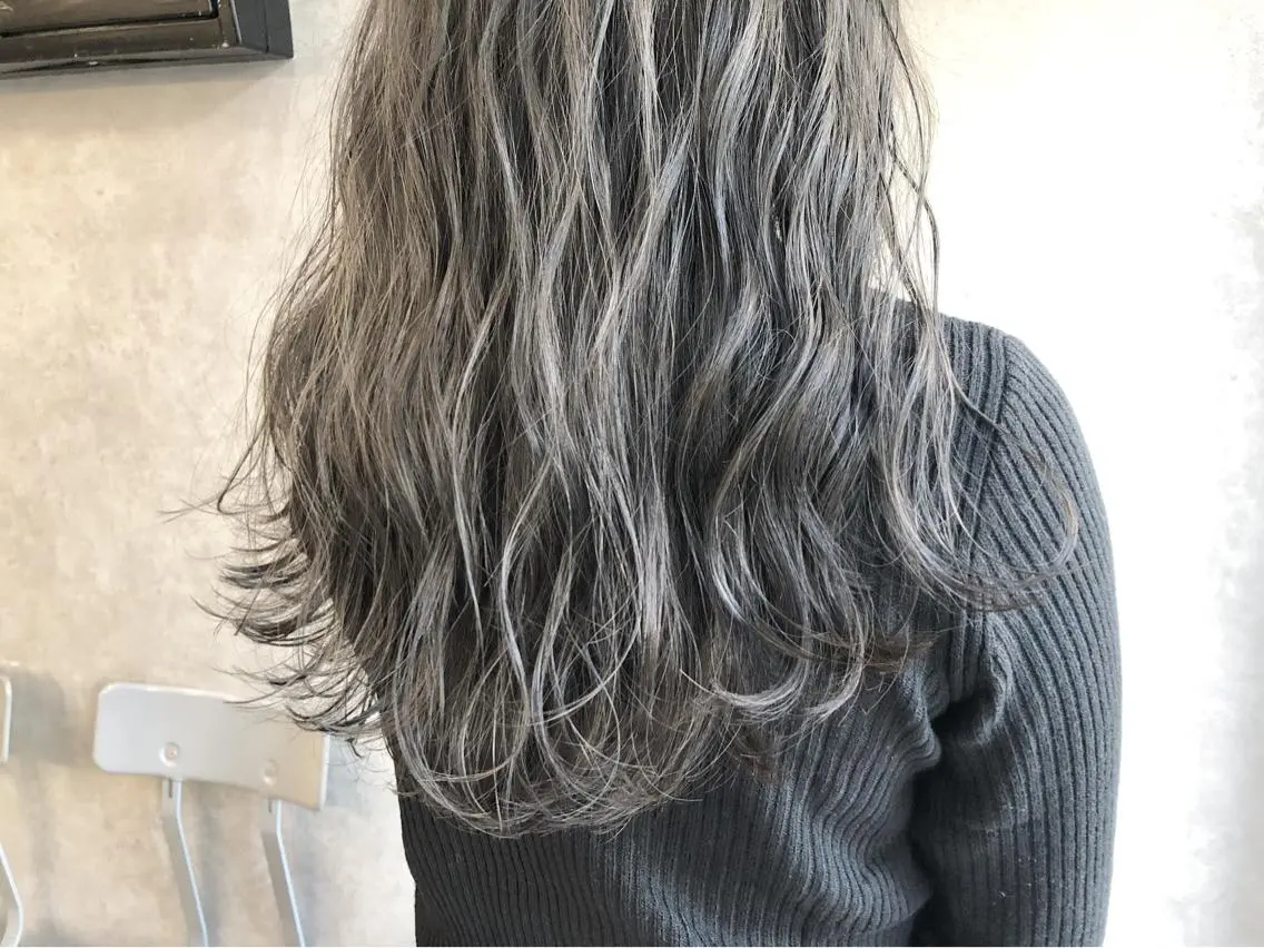セミロング カラー 顔周りレイヤーカット ブリーチminamiのヘアスタイル