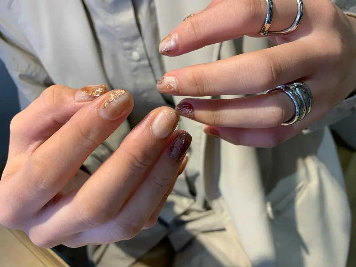 ネイル ブラウン ニュアンスネイル マキノ ユイのネイルデザイン