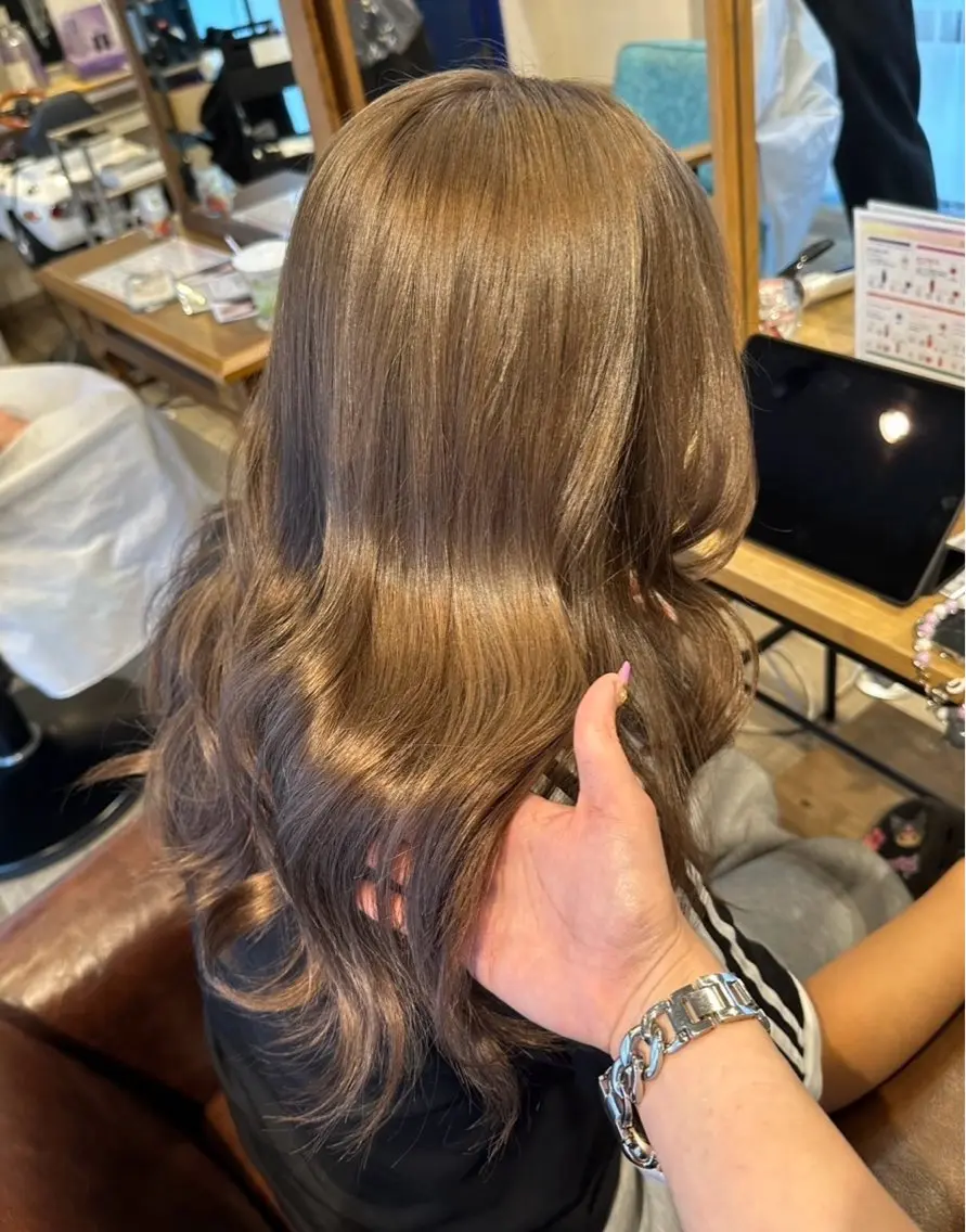 ミディアム カラー ベージュカラー ブリーチ ハイトーンカラー カット ヘアカラー トリートメント Liere Muuのヘアスタイル