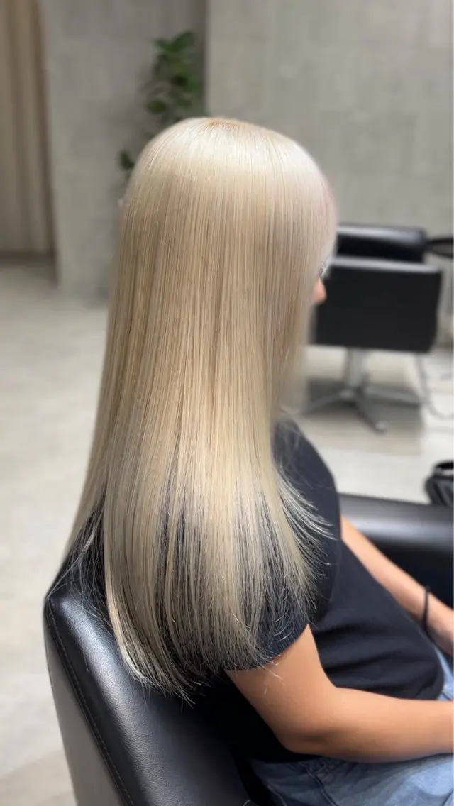 ロング カラー ブリーチ ブロンド ホワイトブロンド ヘアカラー トリートメント 山下 聖愛羅のヘアスタイル