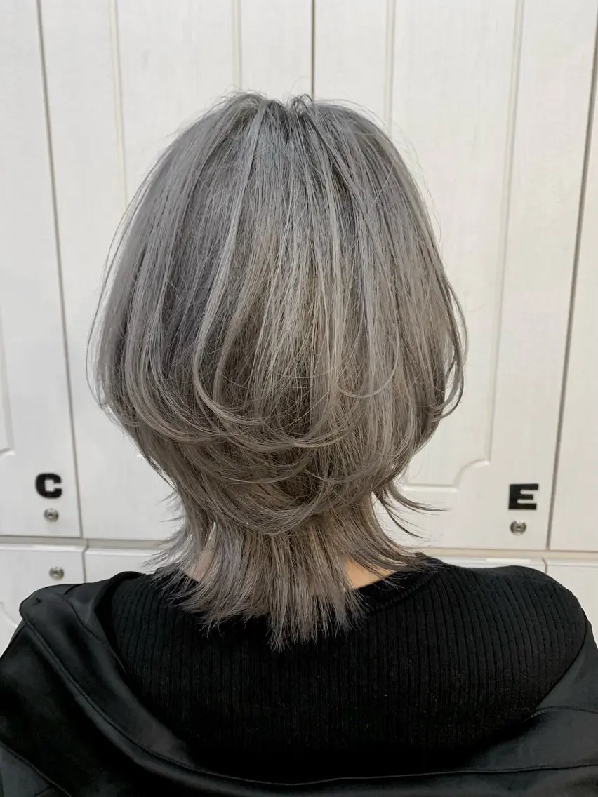ミディアム カラー シルバー T つぐみのヘアスタイル
