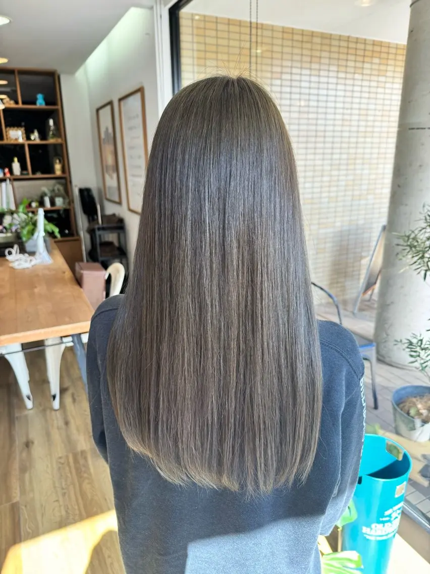 ロング カラー グレージュ オリーブグレージュ オリーブグレー ヘアカラー トリートメント ツキダテ ユイのヘアスタイル