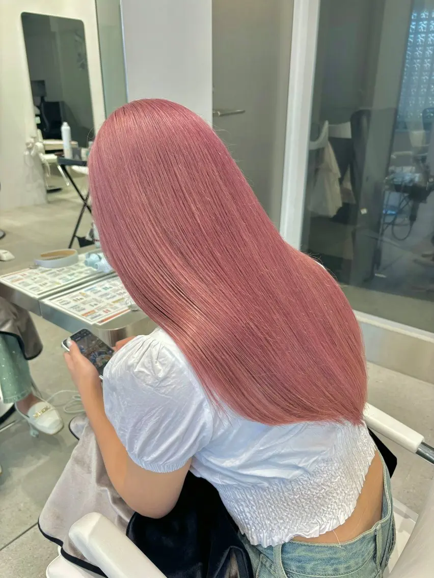 ロング カラー ピンクカラー iLi 《イリ》のヘアスタイル