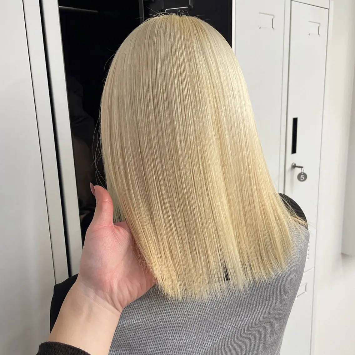 セミロング カラー ブリーチ 抜きっぱなしブロンド ブロンド ハイトーンカラー ヘアカラー グレージュ/ベージュ 🎀momo🎀のヘアスタイル