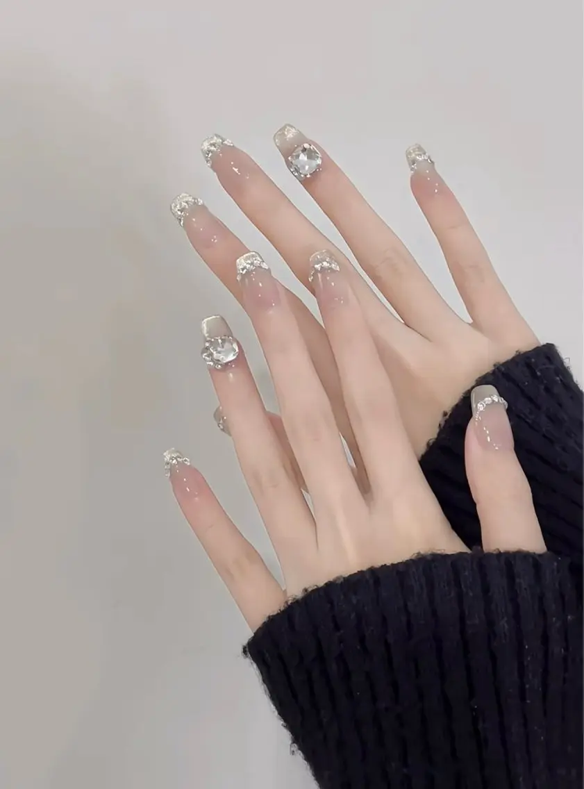 🎀🉐チッブ長さ出し+ 🎀🉐パーツ付け放題🎀4本🉐フレンチ🎀🉐ラメグラデーション🎀🉐ケア込みの写真