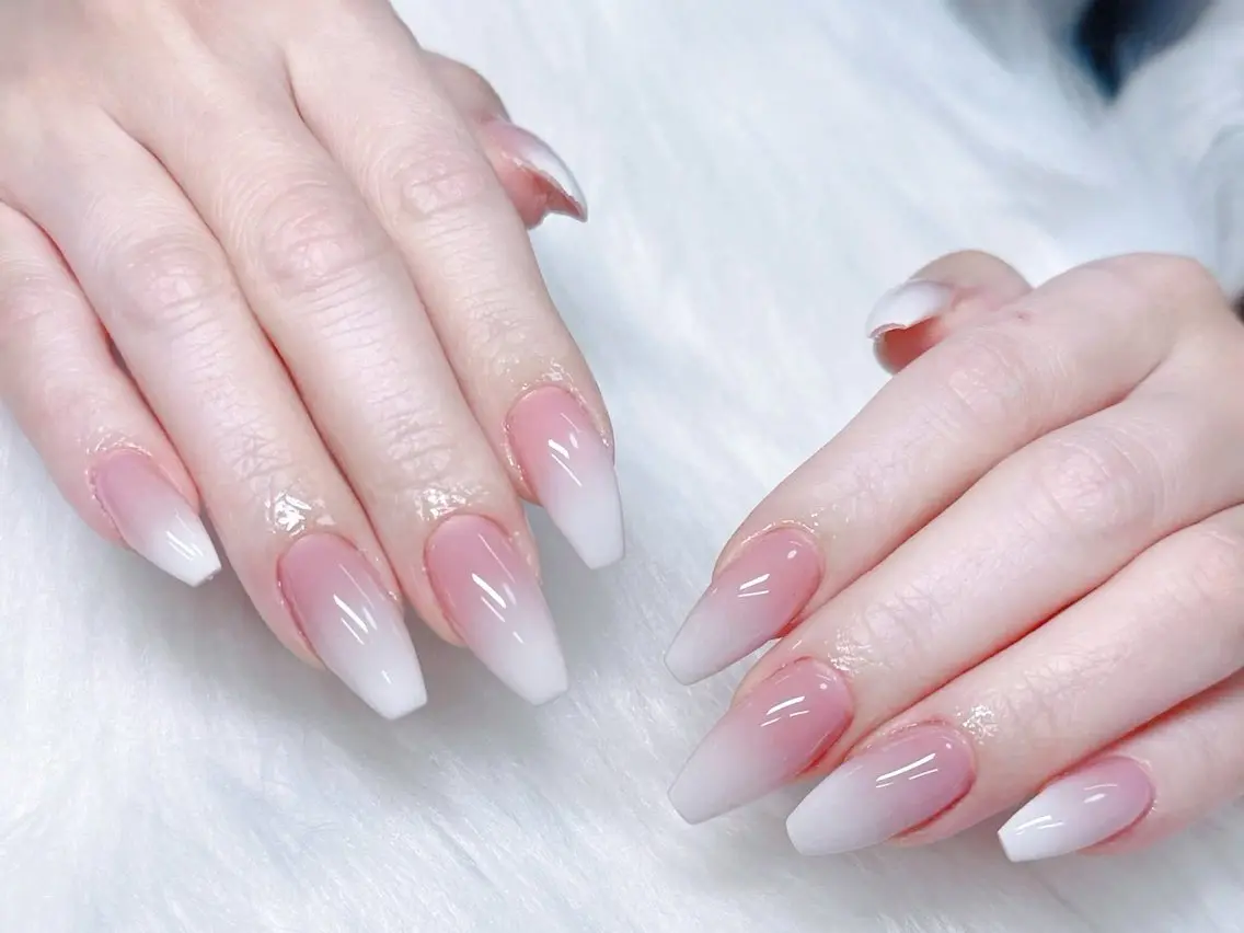 ネイル アートネイル 長さ出し フレンチネイル ジェルネイル キラキラネイル ハンドネイル GOHOUBI Nail 心斎橋店のネイルデザイン