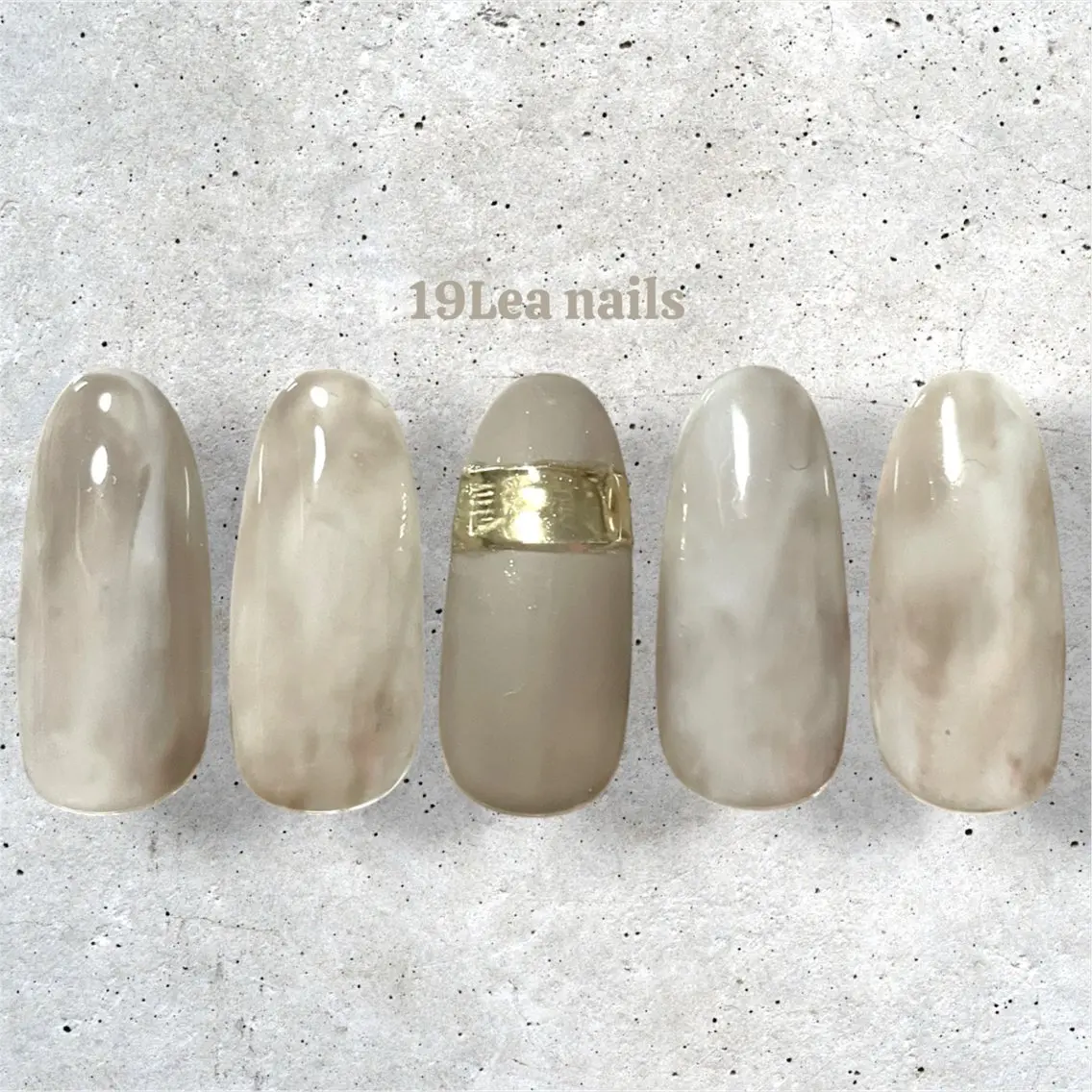 ネイル ゴールド ニュアンスネイル シンプルネイル 19Lea nailsのネイルデザイン