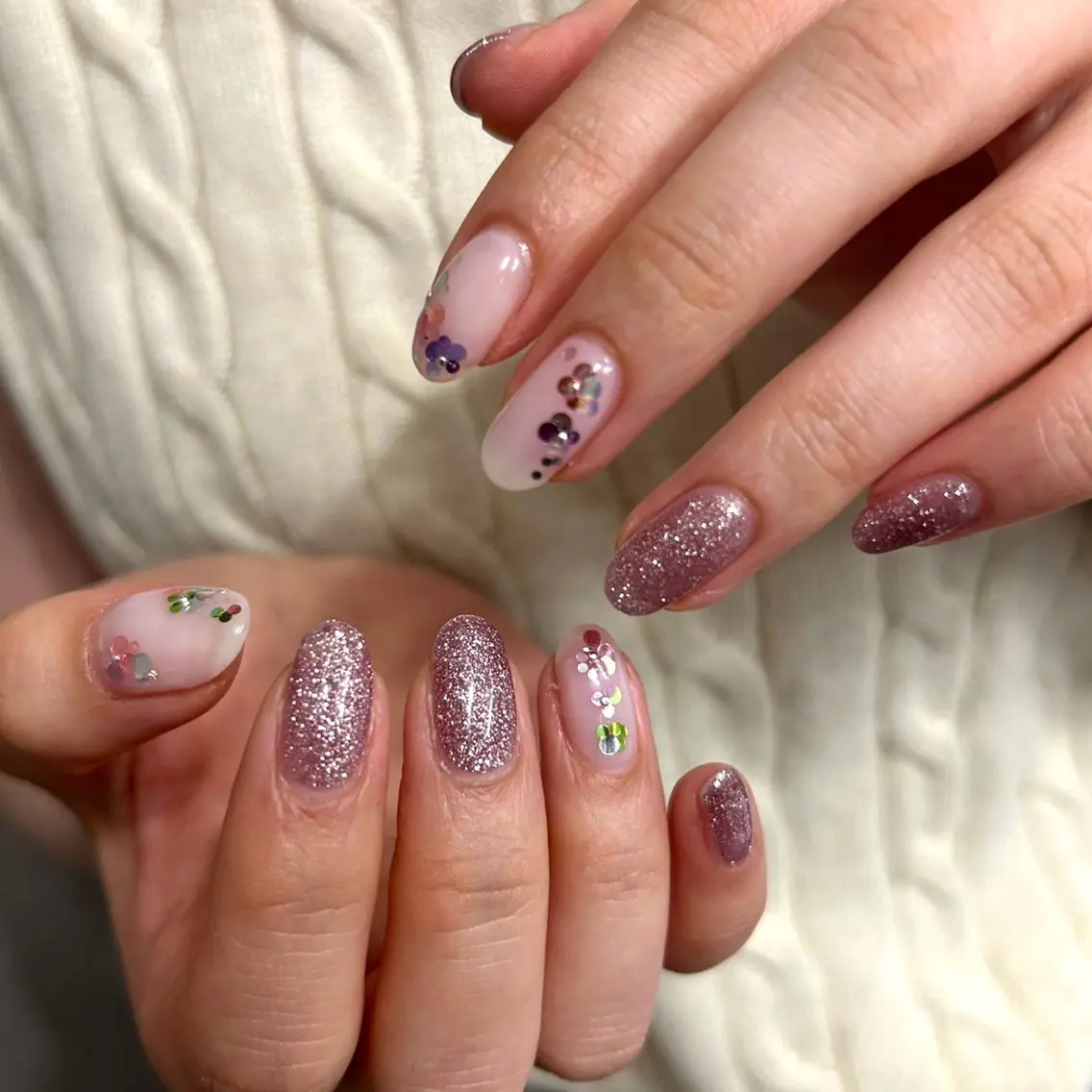 ネイル ホログラムネイル ラメ(グリッター) オフィスネイル ピンク シンプルネイル ハンドネイル 【ショコラ】 Chiharu🌿のネイルデザイン