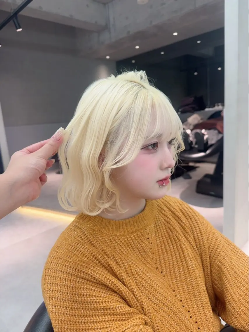 ミディアム ヘアカラー みのりハイトーン デザインカラーのヘアスタイル