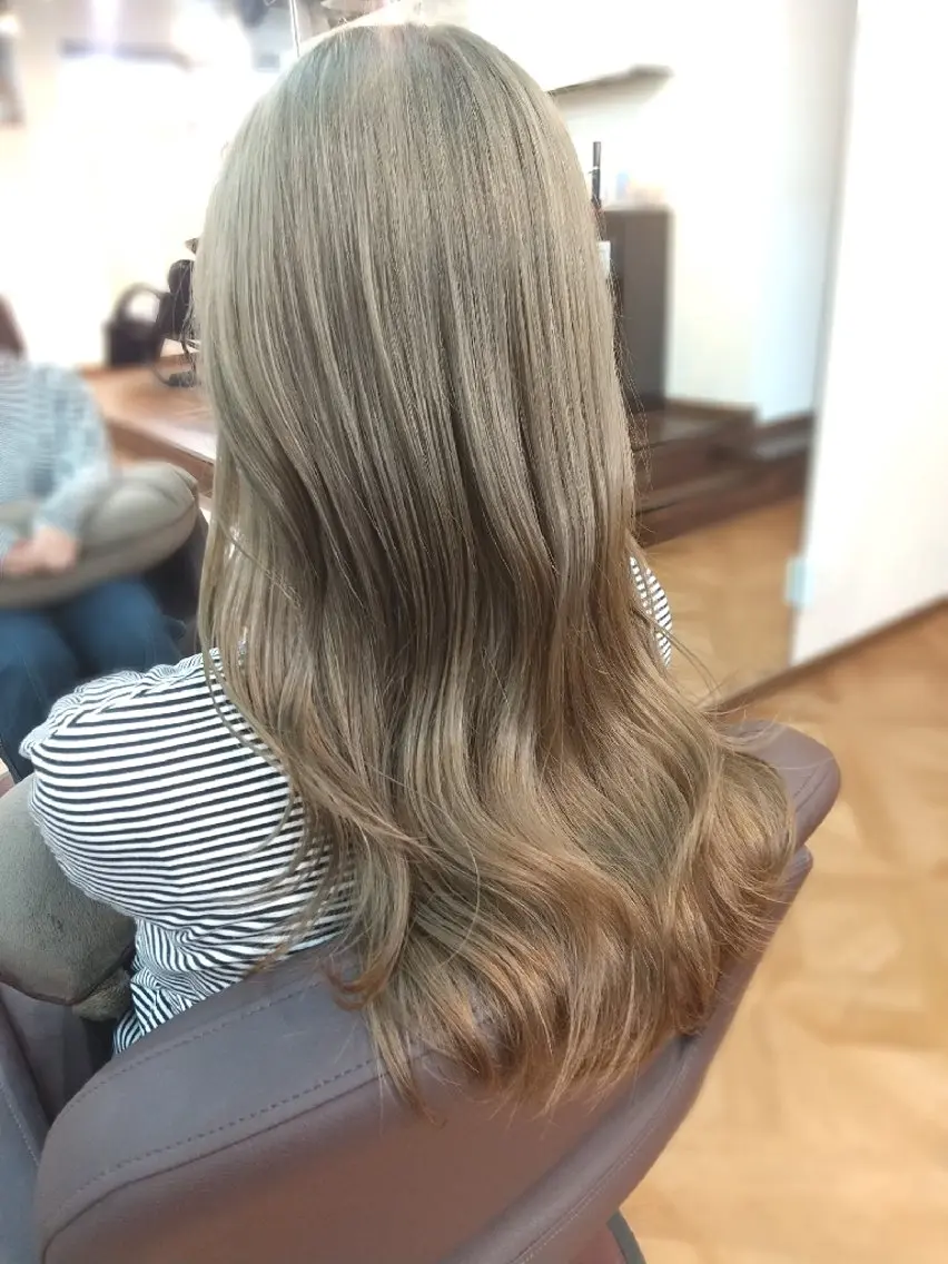 ロング カラー ブリーチ ハイトーンカラー 久村 奈菜のヘアスタイル