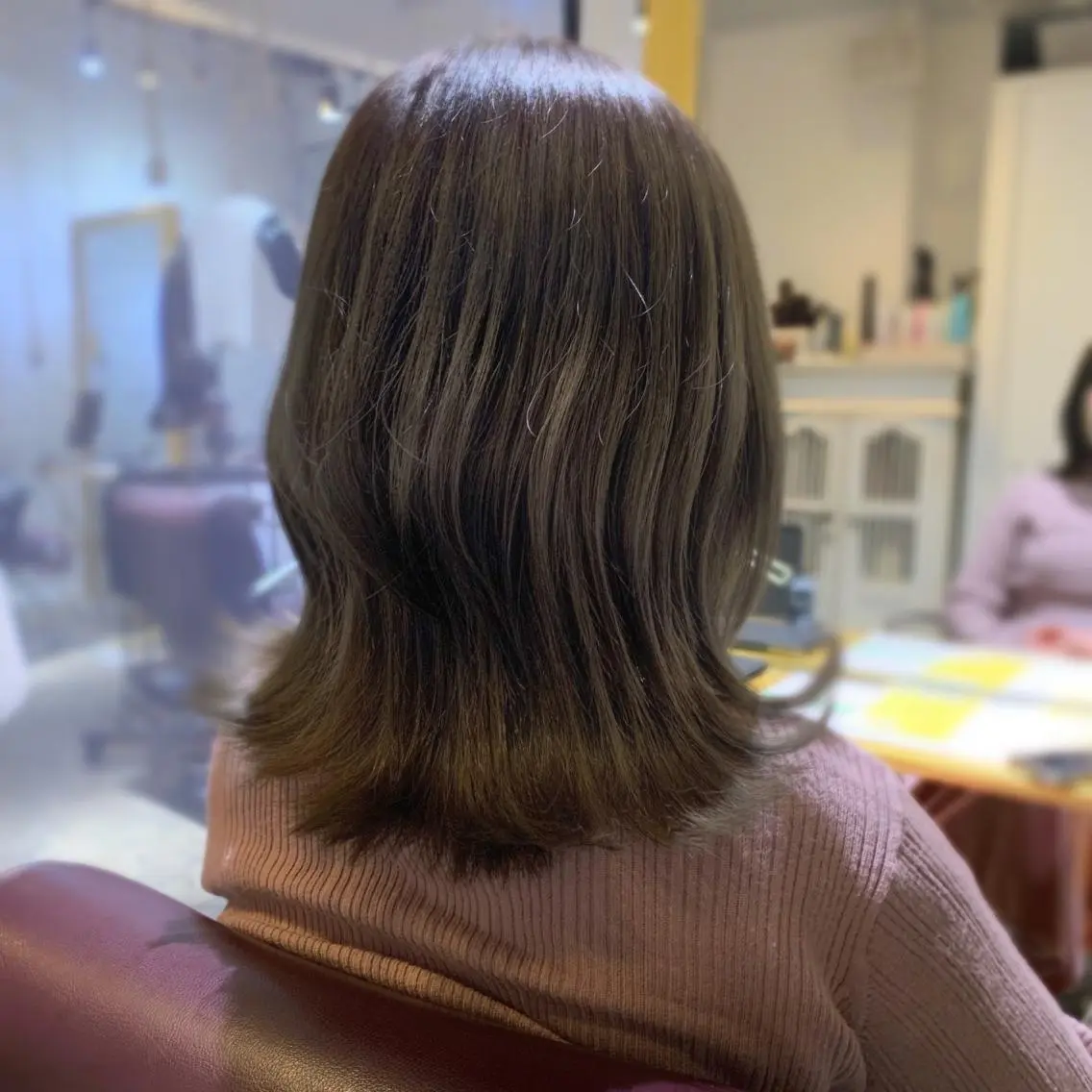 ミディアム カラー アッシュ ベージュカラー ヘアカラー トリートメント Saki💛心斎橋 髪質改善/艶カラーのヘアスタイル