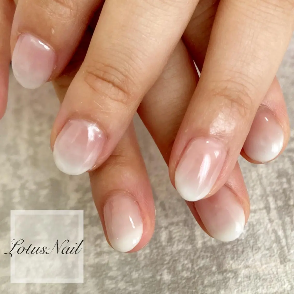 ネイル グラデーション ホワイト Lotus Nailのネイルデザイン