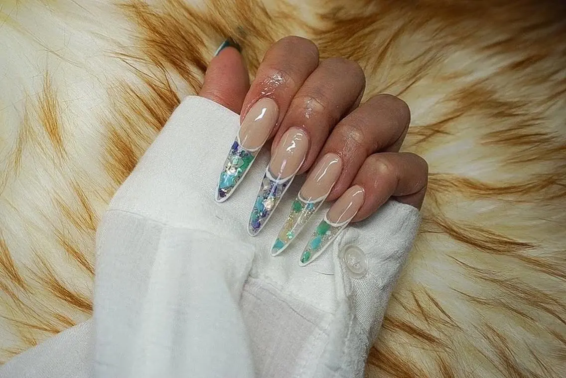 ネイル フレンチネイル キラキラネイル ロングネイル 赤色 スカルプネイル nail salon Be.のネイルデザイン