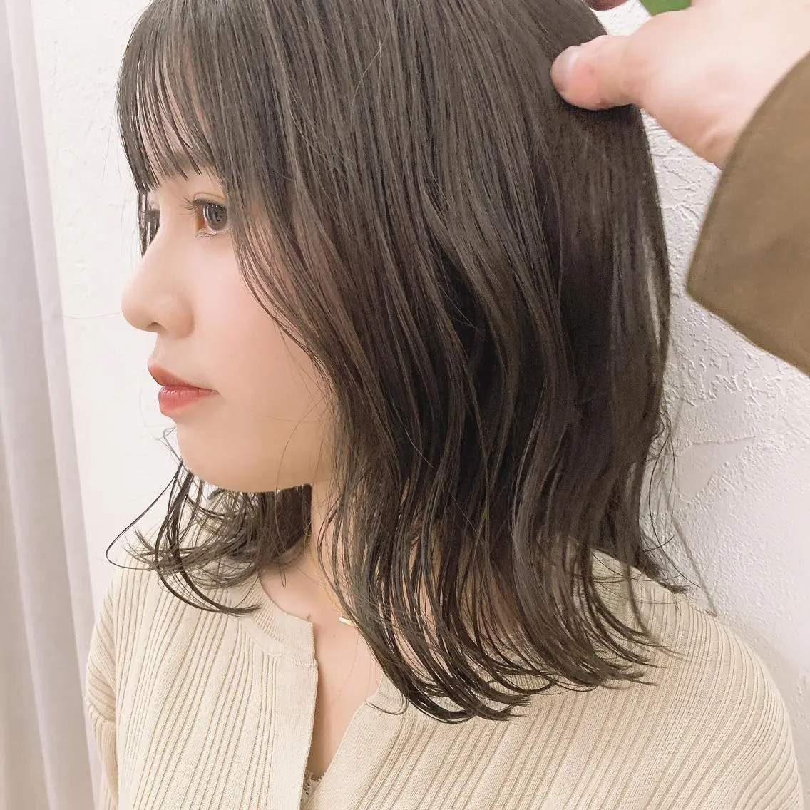 ショート カラー マツエク・マツパ ハイトーンボブ 前田 表参道　グレージュのヘアスタイル