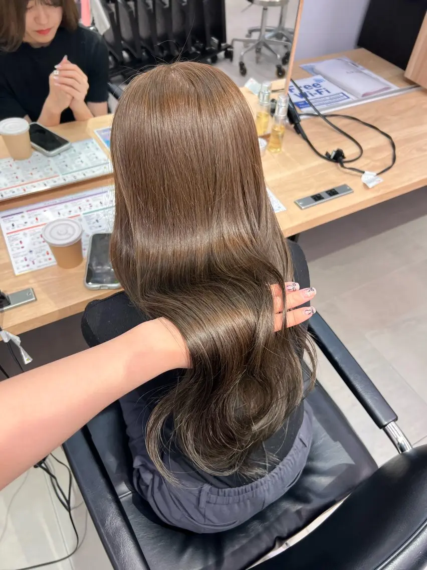 ロング カラー ヘアカラー トリートメント うるぷるカラー 🤍 Naanoのヘアスタイル