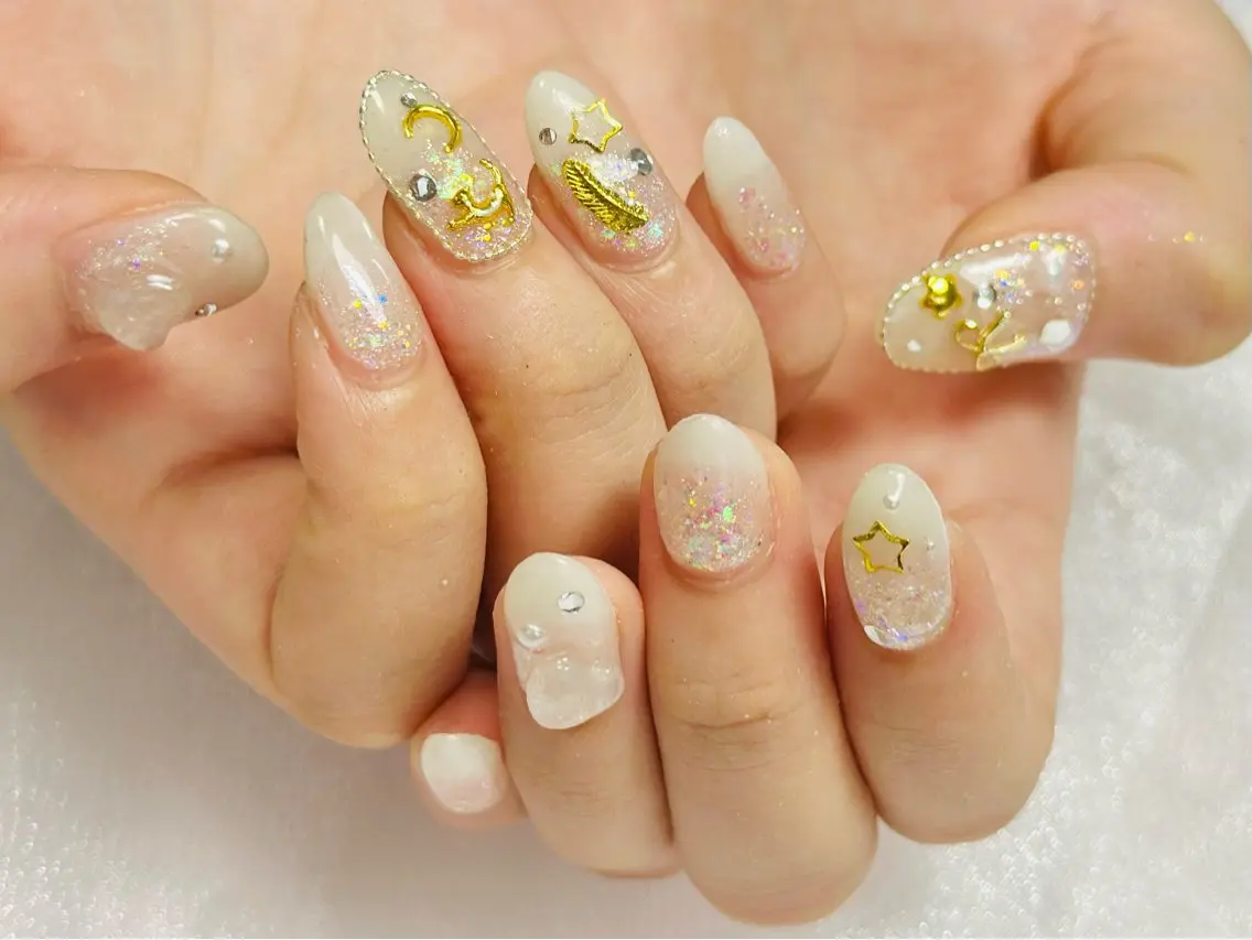 ネイル グラデーション ラメ(グリッター) 持ち込み ホワイト nailsalon oluoluのネイルデザイン