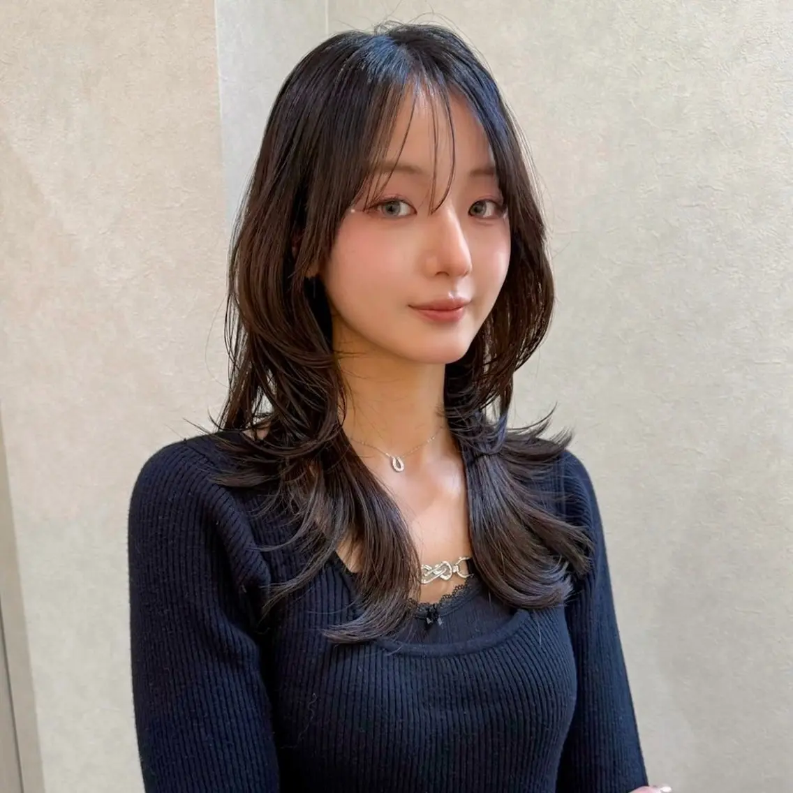 ロング くびれヘア 顔まわりレイヤー 韓国風ヘア くびれレイヤー レイヤーカット BALANCE. 弥央のヘアスタイル