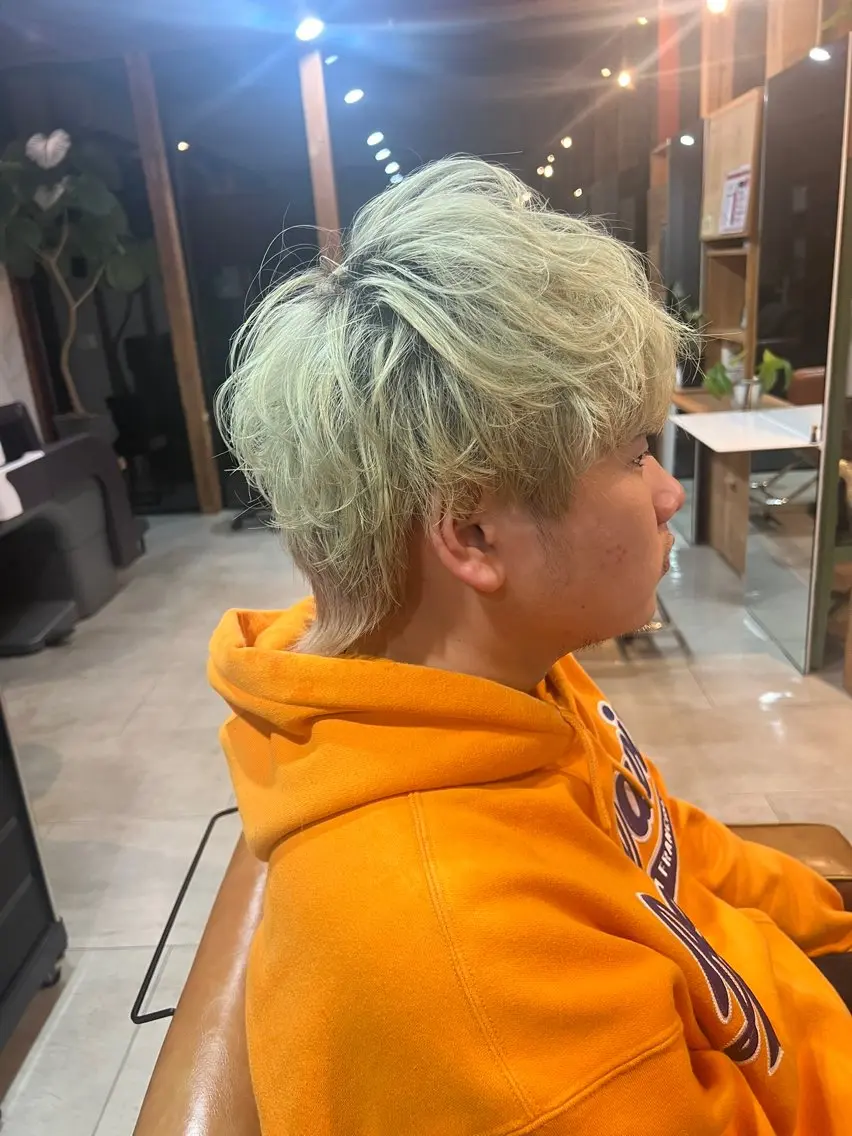 カラー メンズ メンズハイトーン メンズウルフカット ハイトーンカラー ウルフカット カット 岩﨑 裕也のヘアスタイル
