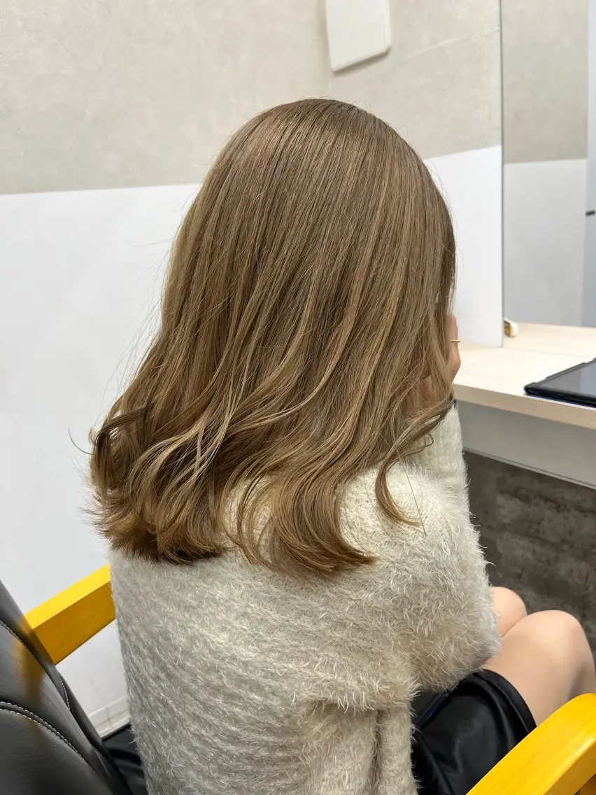 ショート カラー ベージュカラー ミルクティーベージュ ヘアカラー トリートメント ブリーチ有無Wカラー メンズパーマ大成のヘアスタイル